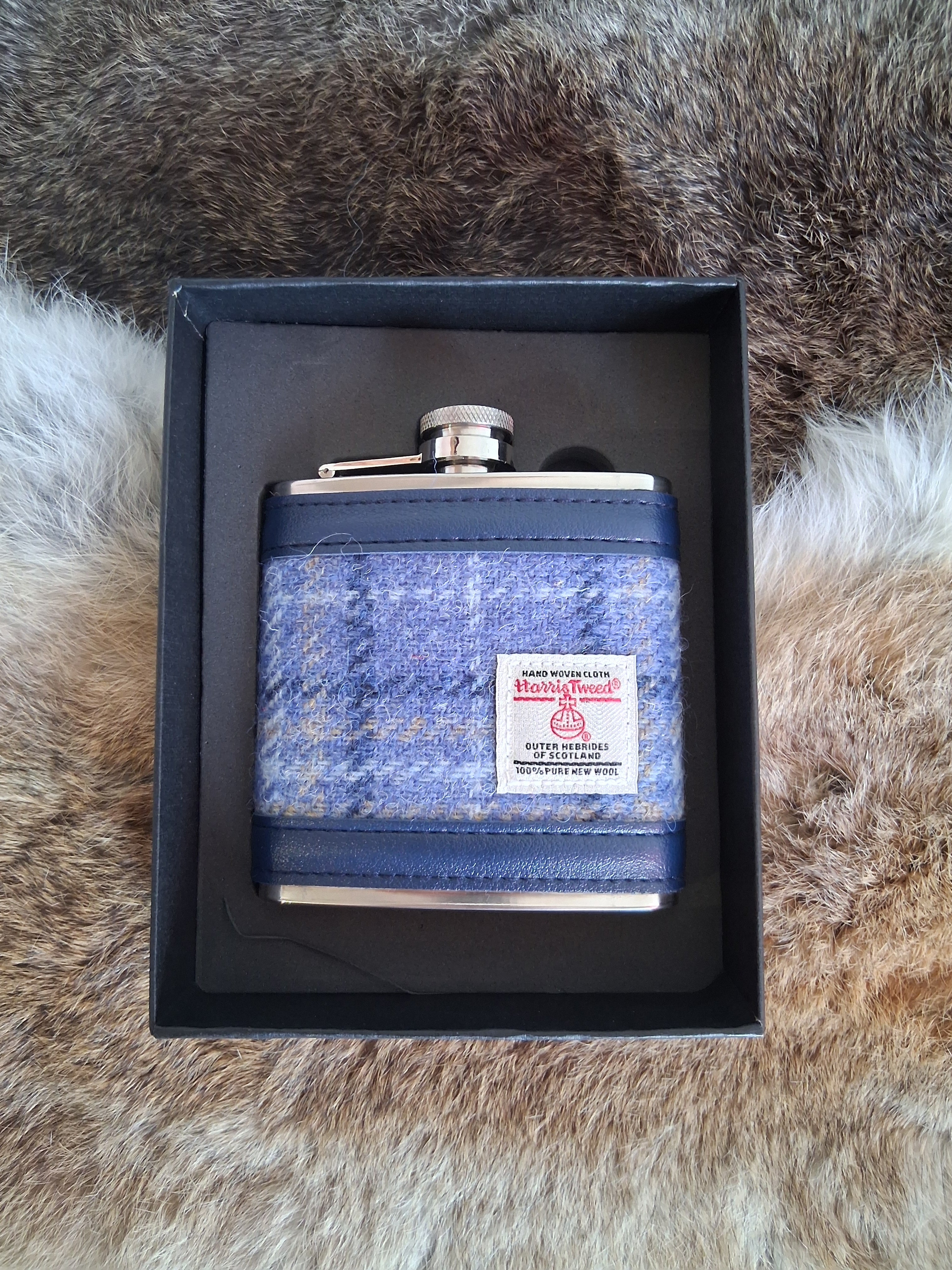 Tyylikäs Harris Tweed -taskumatti lahjarasiassa