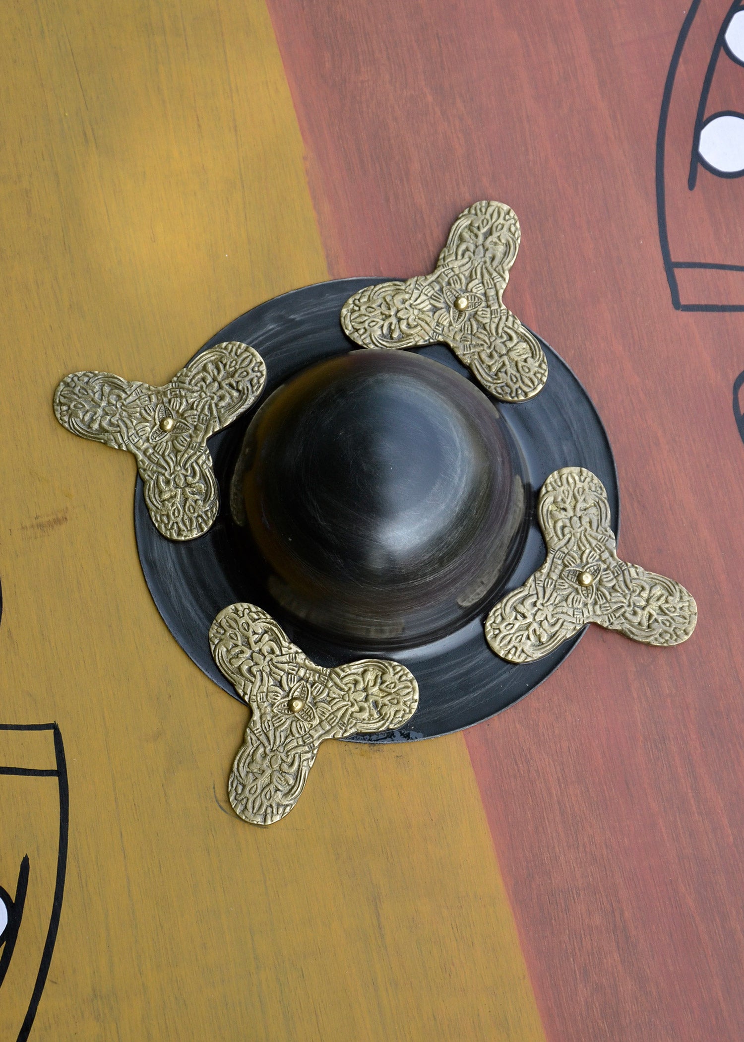 Viikinkien puinen kilpi – hevosaiheinen koristemaalaus