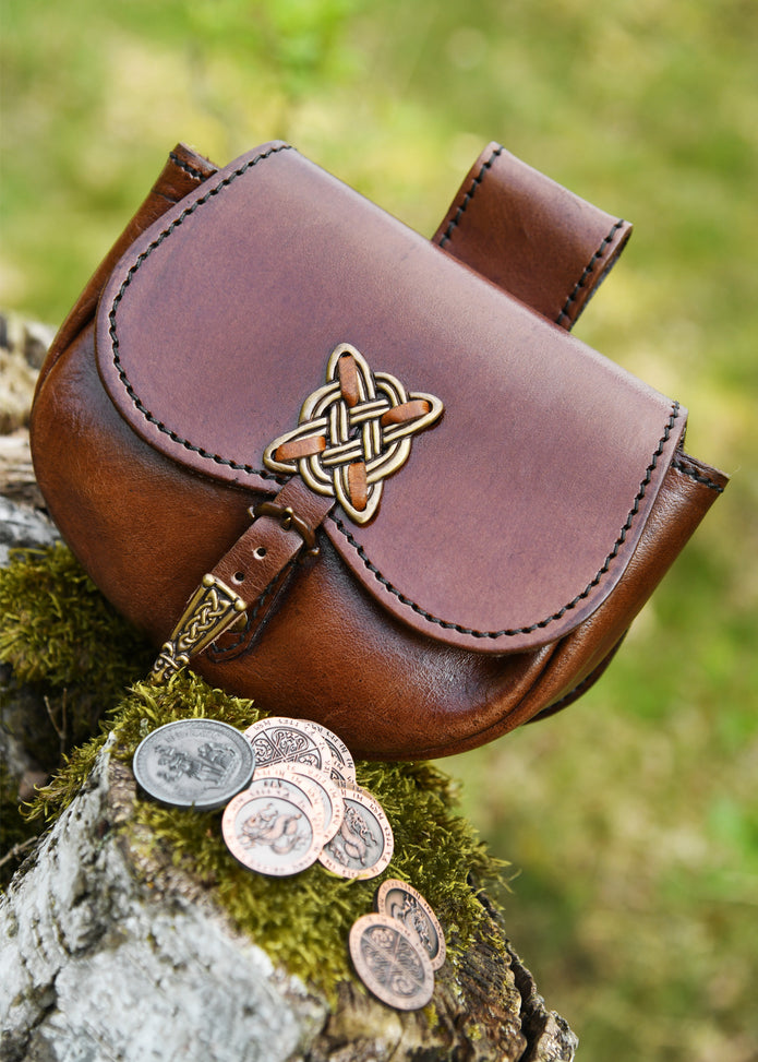 Nahkainen vyölaukku – kelttikoristein, messinkilukolla