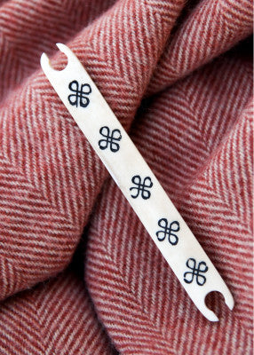 Luinen kudontasukkula, Hannunvaakuna koristein