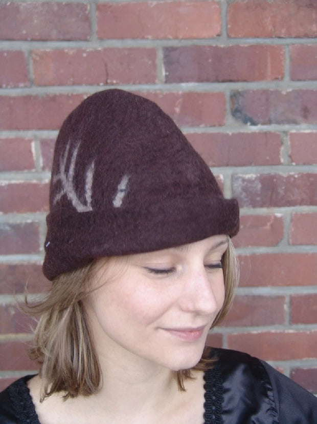 Huopahattu Falko, musta tai ruskea