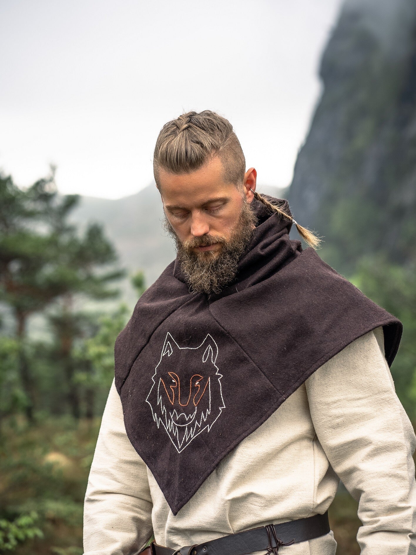 Skjoldehamn-gugel Halfdan, ruskea – susikirjailulla