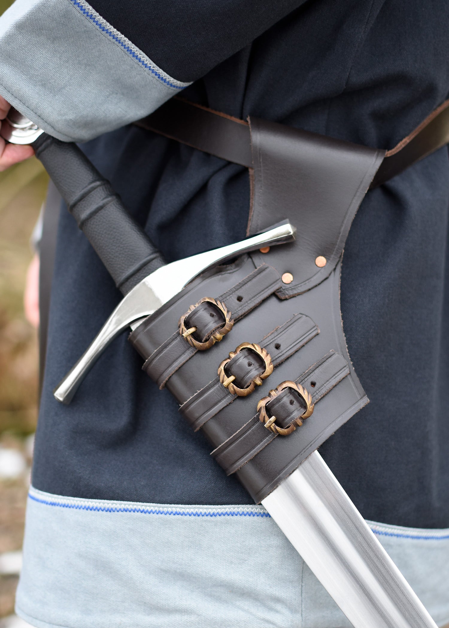 Säädettävä miekanpidike kolmella soljella, ruskeaa pehmeää nahkaa