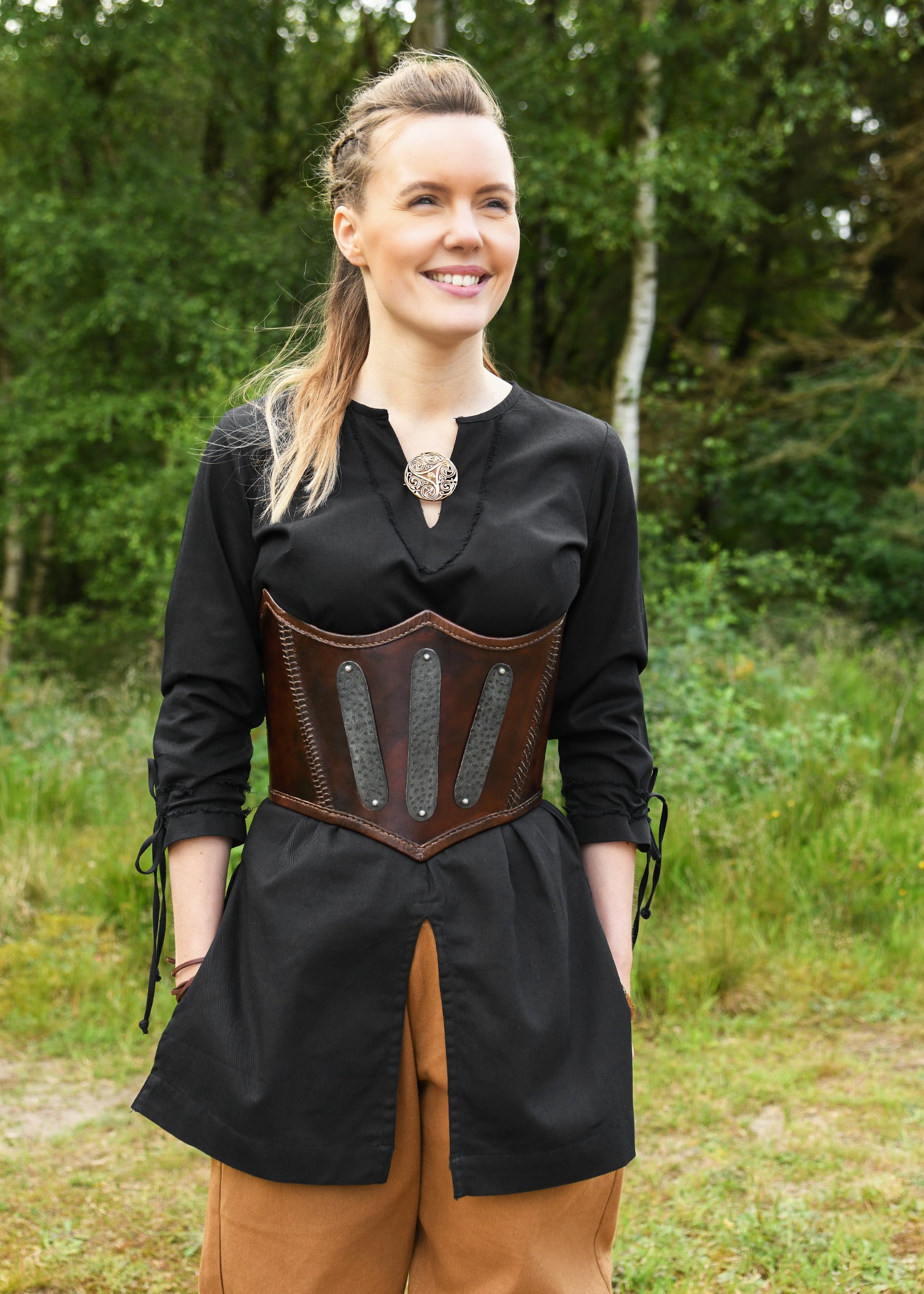 Nahkainen vyötärökorsetti metallivahvikkein