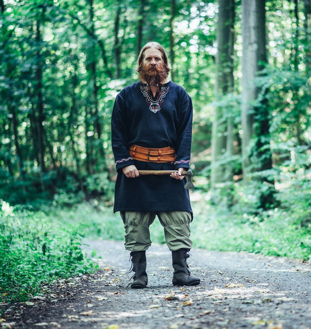 Viikinkitunika Freki, käsinkirjailtu