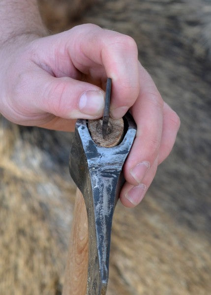 Käsintaottu teräskiila kirveen ja vasaran varsiin – useita kokoja