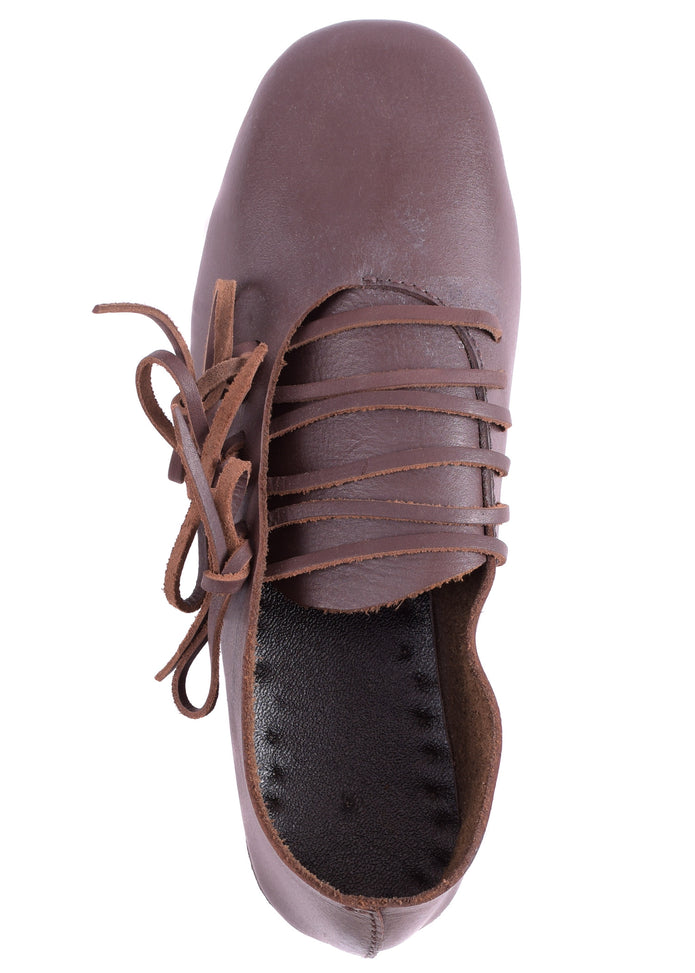 Edestä nyöritettävä myöhäiskeskiaikaisen mallin mukaiset kengät