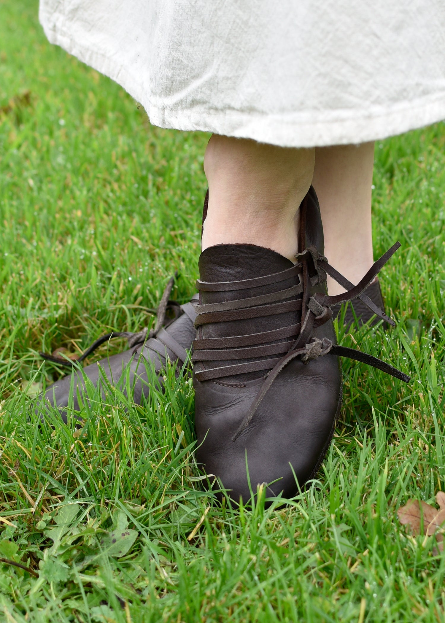 Edestä nyöritettävä myöhäiskeskiaikaisen mallin mukaiset kengät