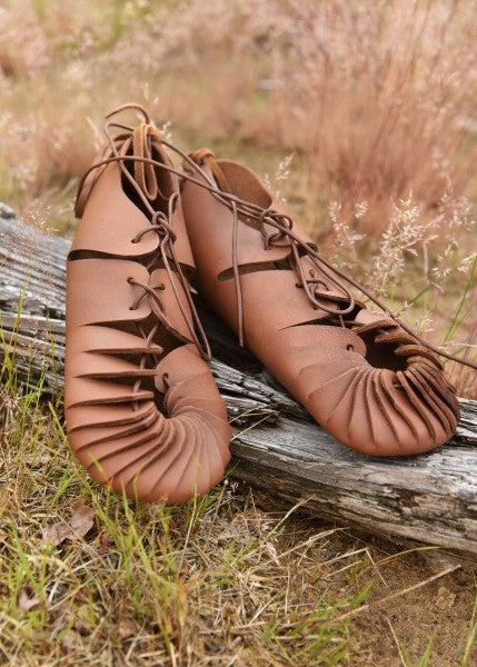 Keskiaikaiset sandaalit, vaalean ruskea