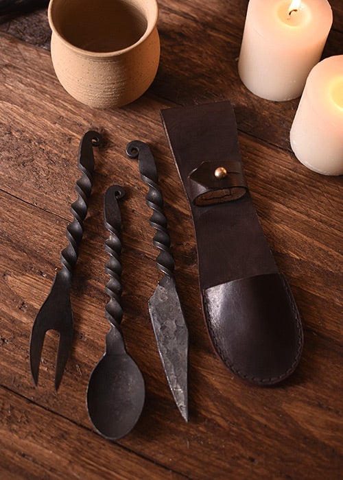 Käsin taottu aterinsetti – veitsi, haarukka ja lusikka nahkaisessa pussissa