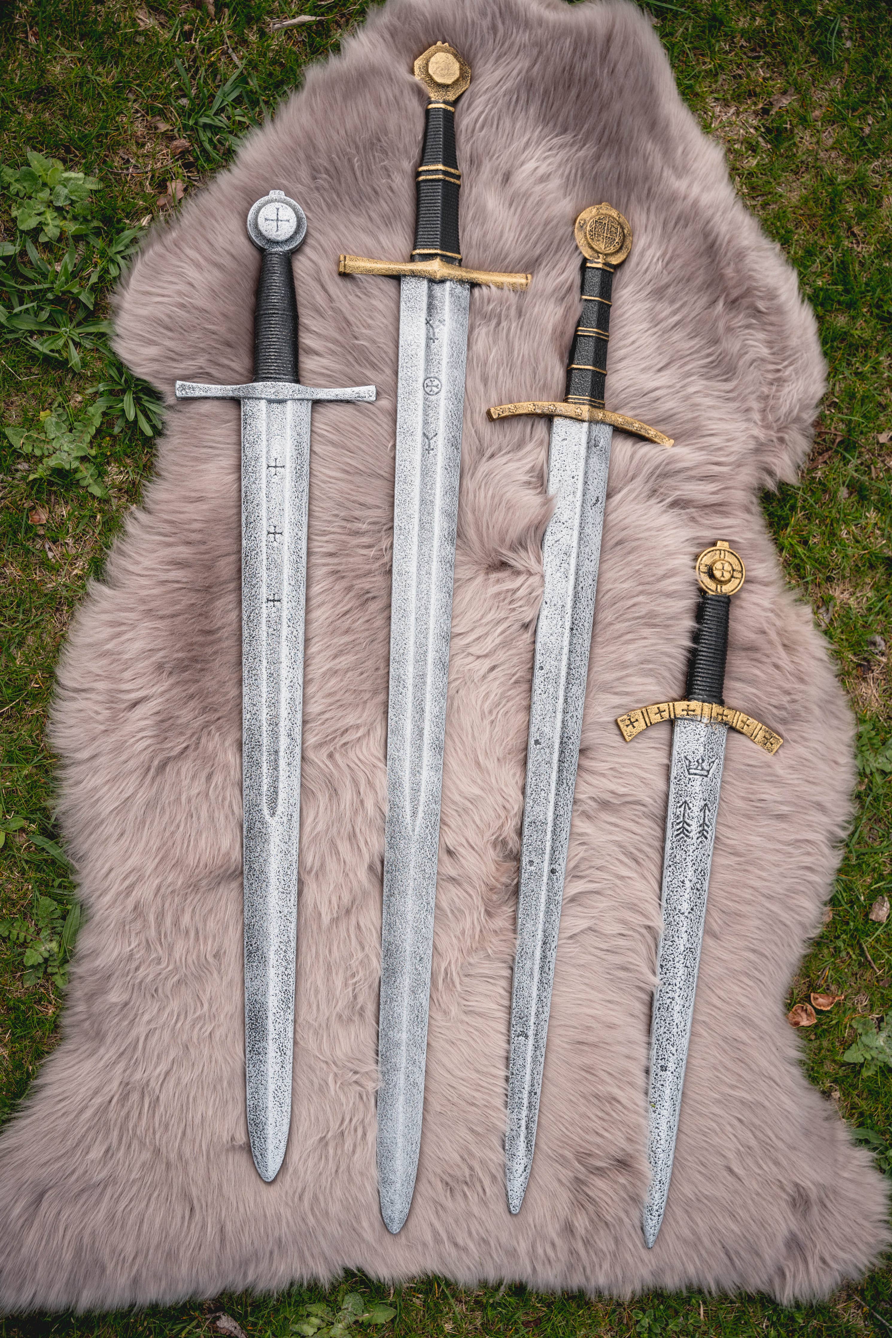 Historiallinen muovimiekka – kuningas Edward III:n malli