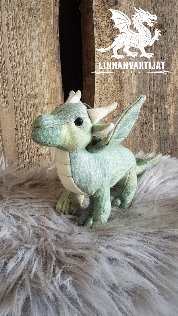 Vihreä pieni lohikäärme – Virna Lehtisuomu – pituus 26 cm