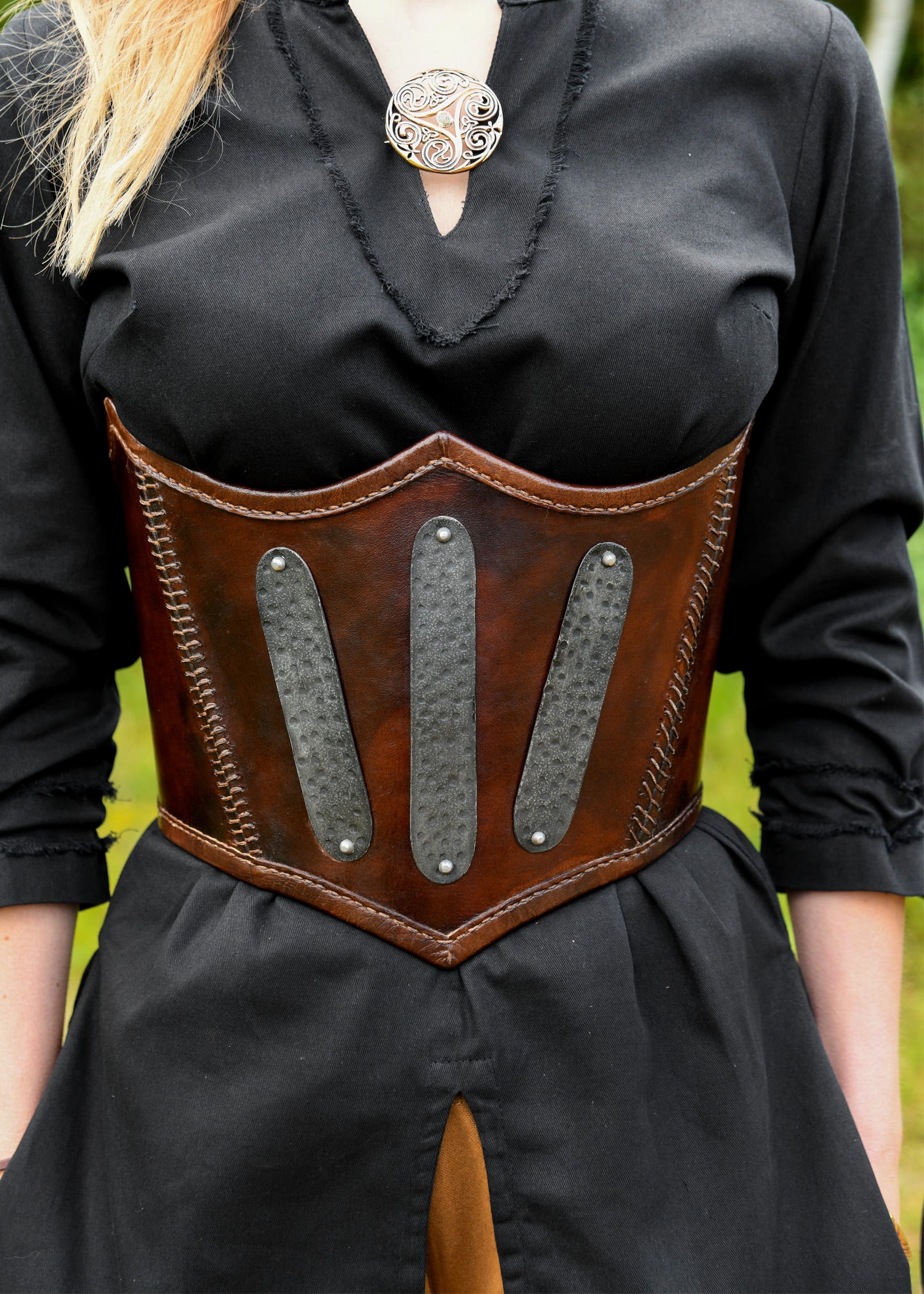 Nahkainen vyötärökorsetti metallivahvikkein