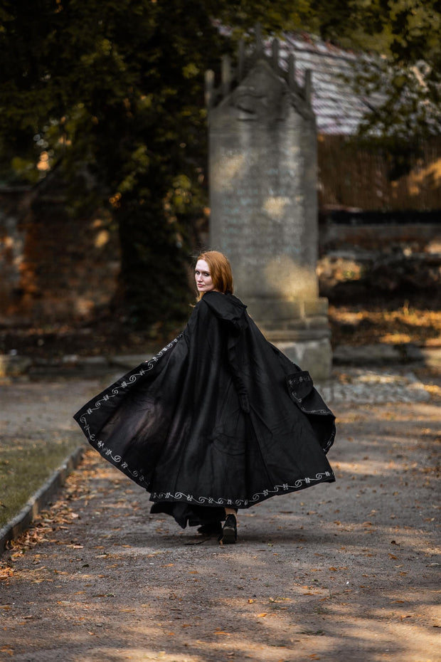 Villaviitta kirjailuilla Maria, musta – 160 cm